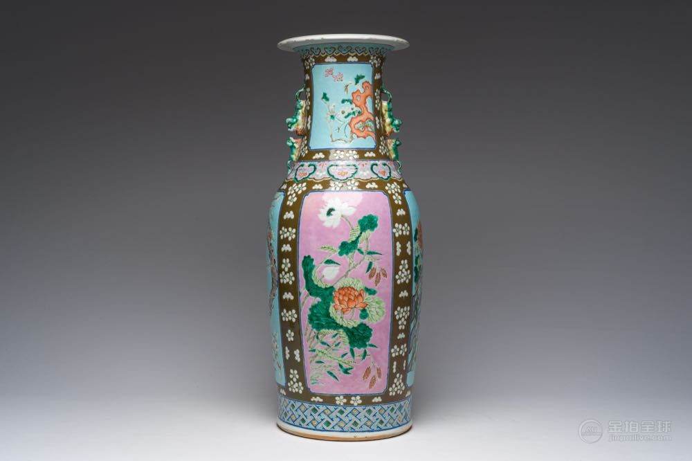 A Chinese capucin ground famille rose vase with pink and turquoise panels with floral design, 19th C. 图片1