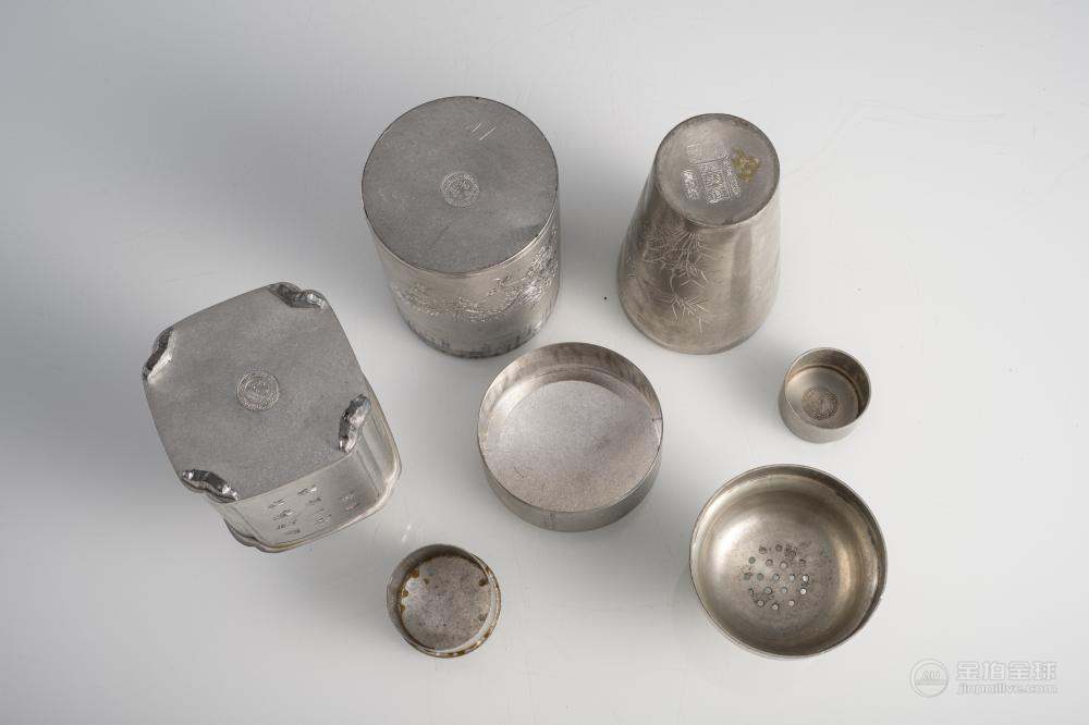 A pewter tea caddy, a lidded box and a shaker with engraved dragon and floral decorations and inscriptions 图片5
