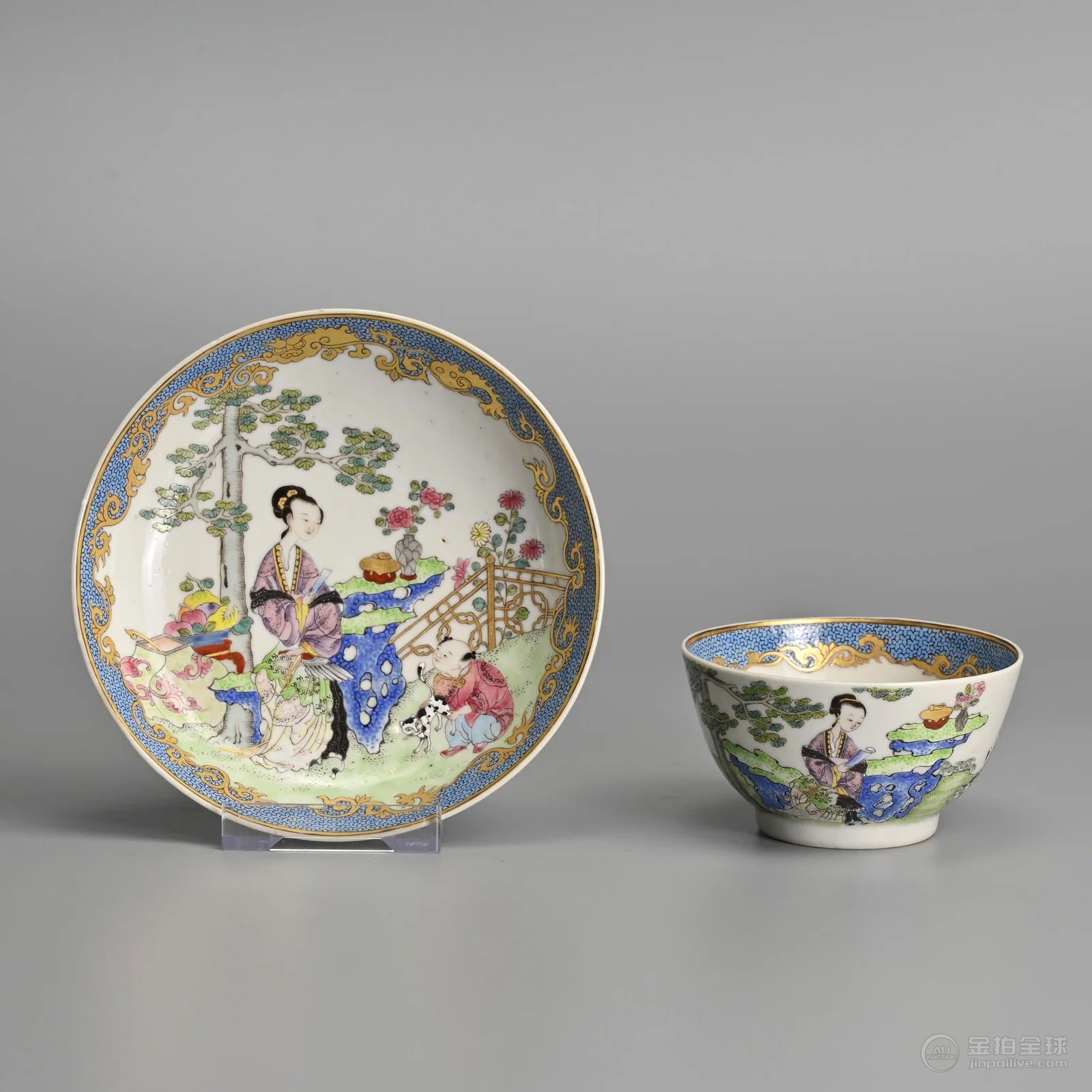 A CHINESE FAMILLE ROSE AND GILT DECORATED PORCELAIN CUP AND SAUCER. 图片1