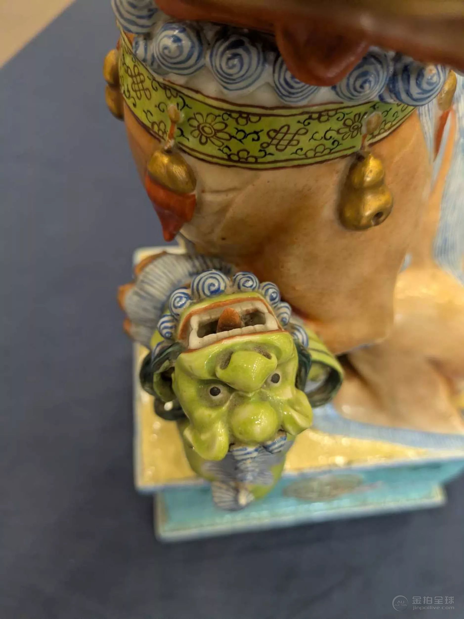 A Pair of Chinese Porcelain Dogs of Fo, 19th century, typically modelled sitting, one with its 图片3