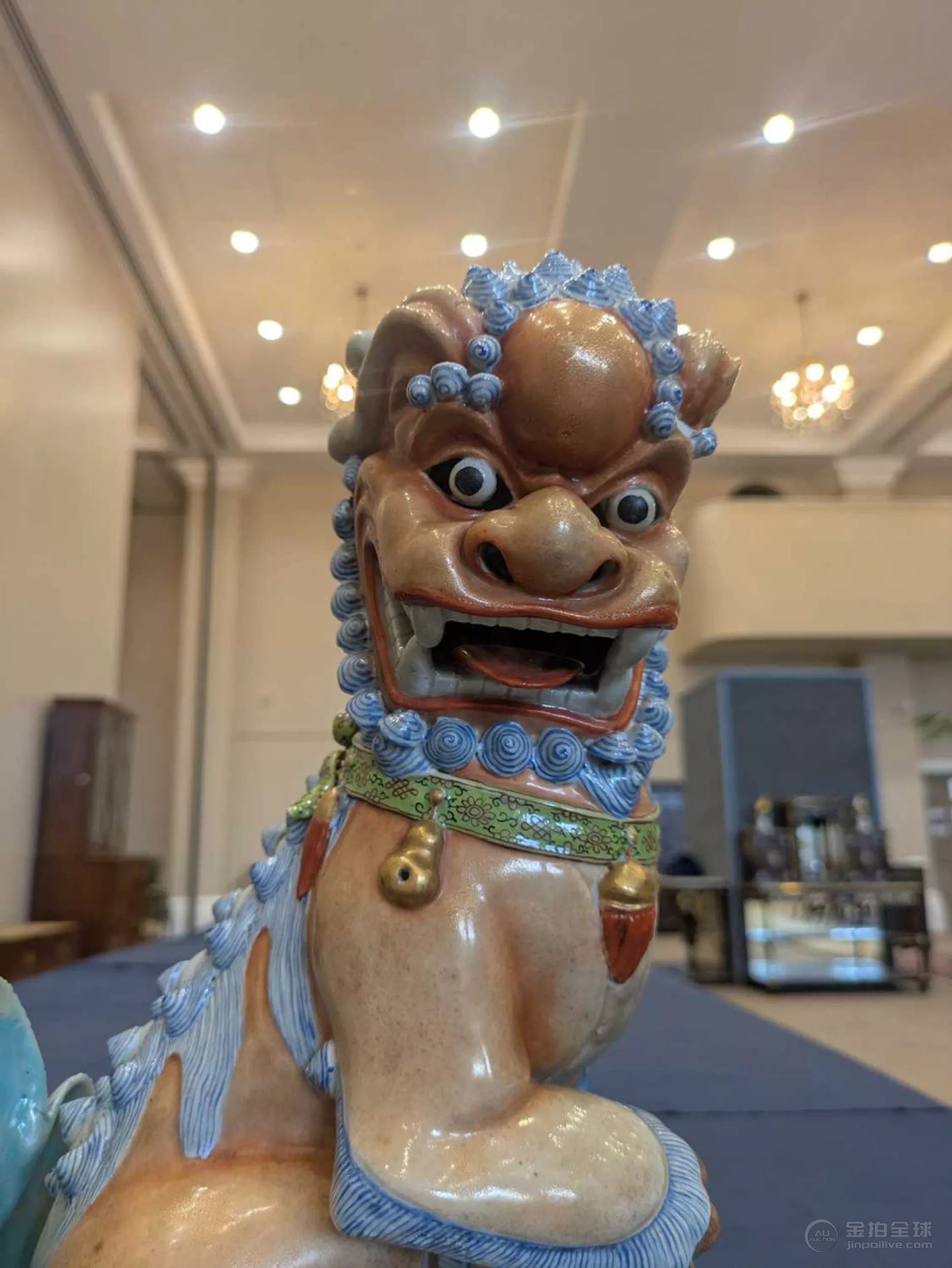 A Pair of Chinese Porcelain Dogs of Fo, 19th century, typically modelled sitting, one with its 图片13