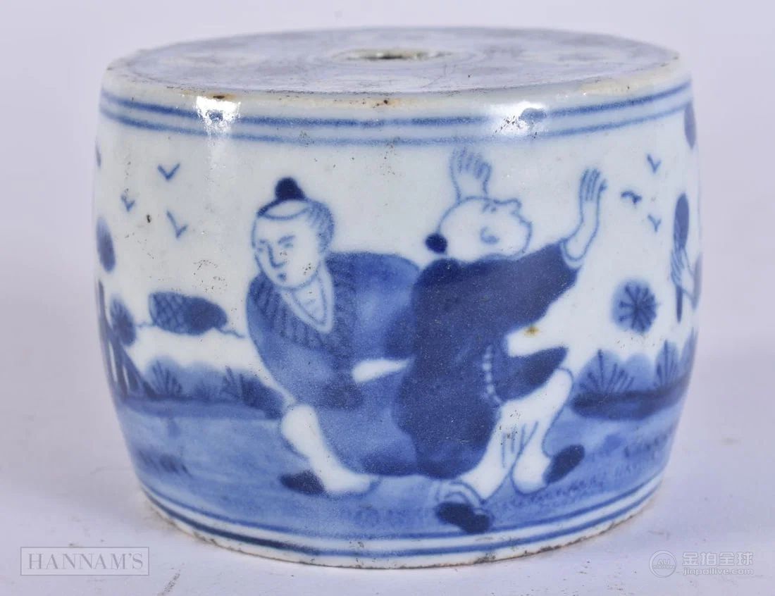A CHINESE BLUE AND WHITE PORCELAIN INK POT. 7.5 cm wide. 图片3