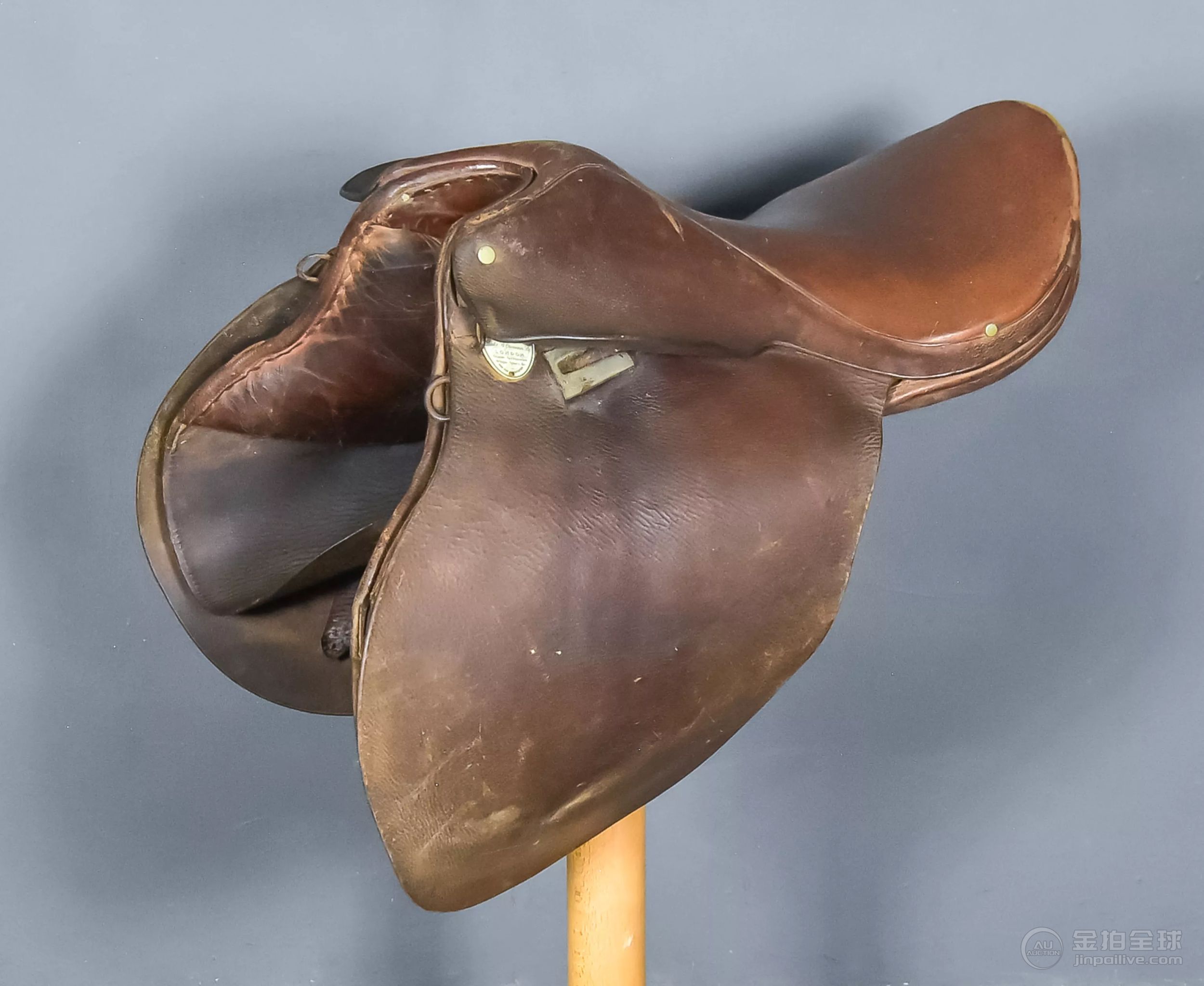 An Early 20th Century Owen & Co Leather Saddle, with ivorine shield plaque to each side inscribed " 图片1
