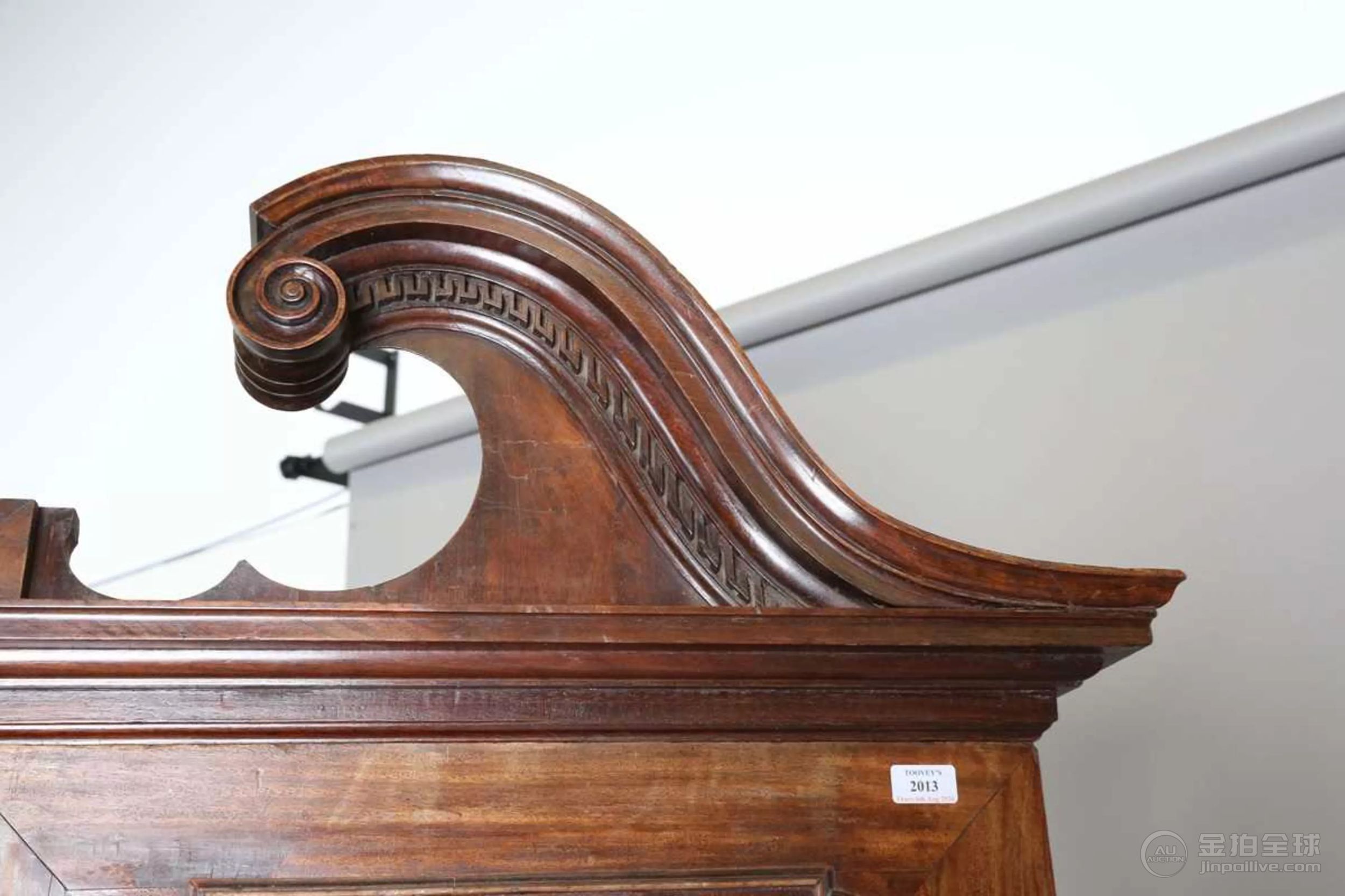 A good George III mahogany linen press, the swan neck pediment above a pair of doors enclosing 图片3