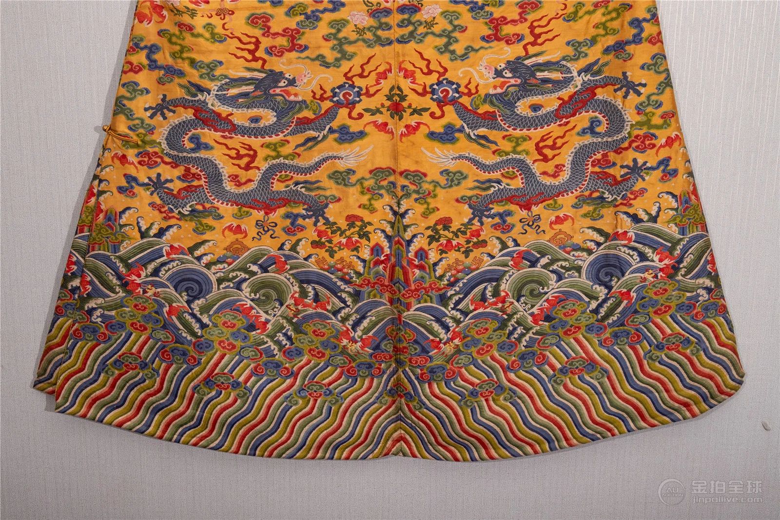 A CHINESE KESI WOVEN IMPERIAL DRAGON ROBE 图片8