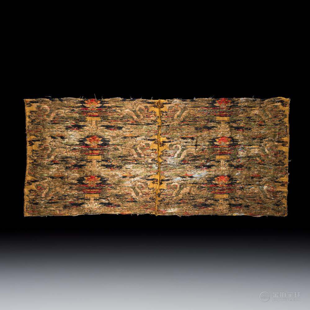 A RARE CHINESE PEACOCK-FEATHER BROCADE 'DRAGONS AMID CLOUDS AND WAVES' PANEL, MING 图片2