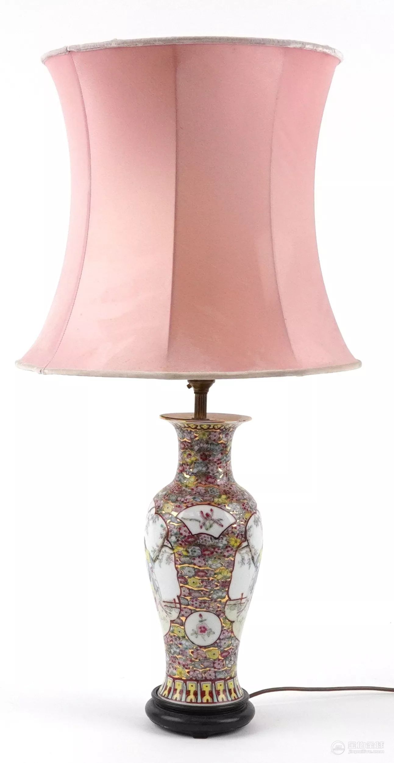 Chinese porcelain table lamp hand painted with figures and foliage, with cloth shade, 70cm high. 图片2