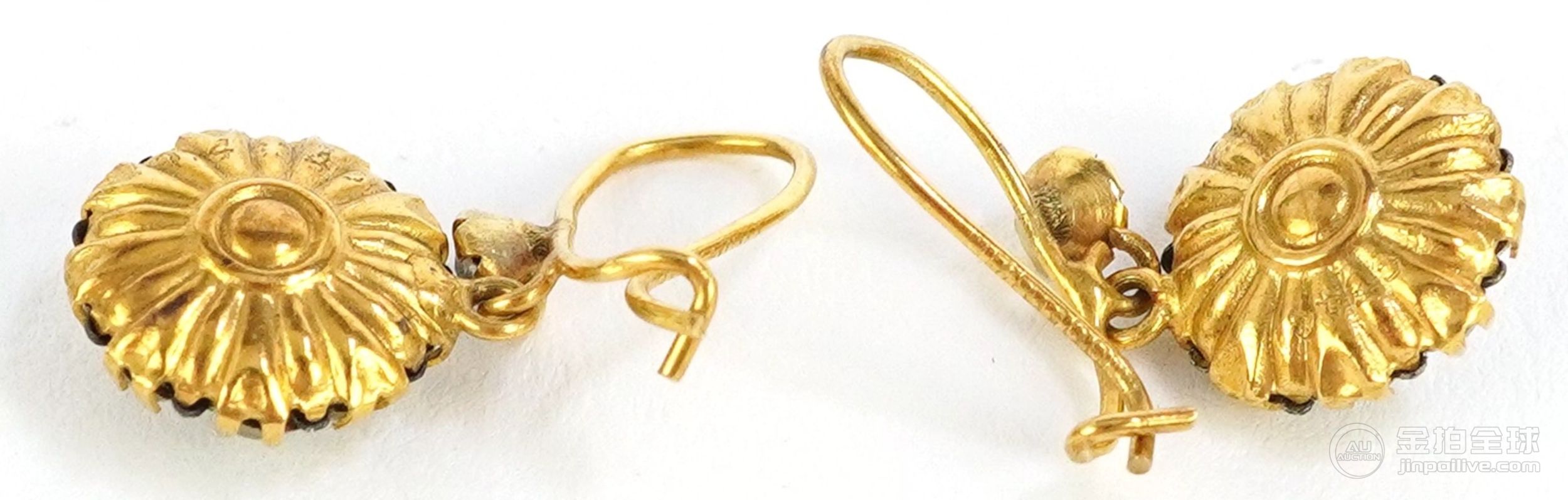 Pair of antique 9ct gold paste set drop earrings, 1.4cm high, total 1.4g, housed in a fitted 图片2