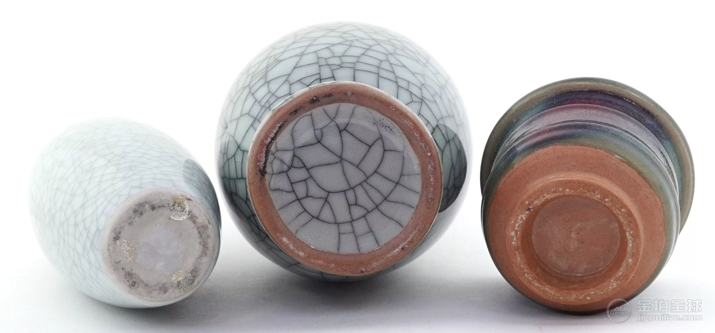 Three Chinese vases comprising two crackle glazed examples, one with twin handles, and a squat 图片6