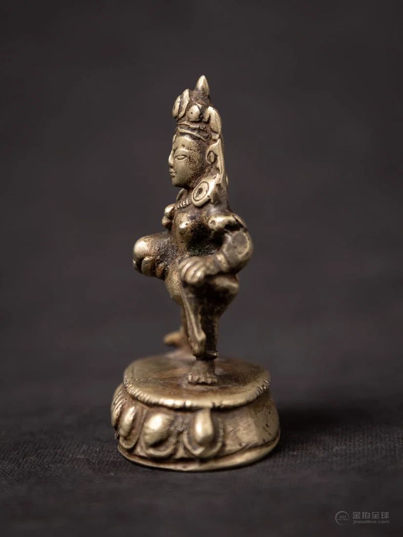 Antique Tibetan silver statue of Jambhala from Tibet, 18th century 图片3