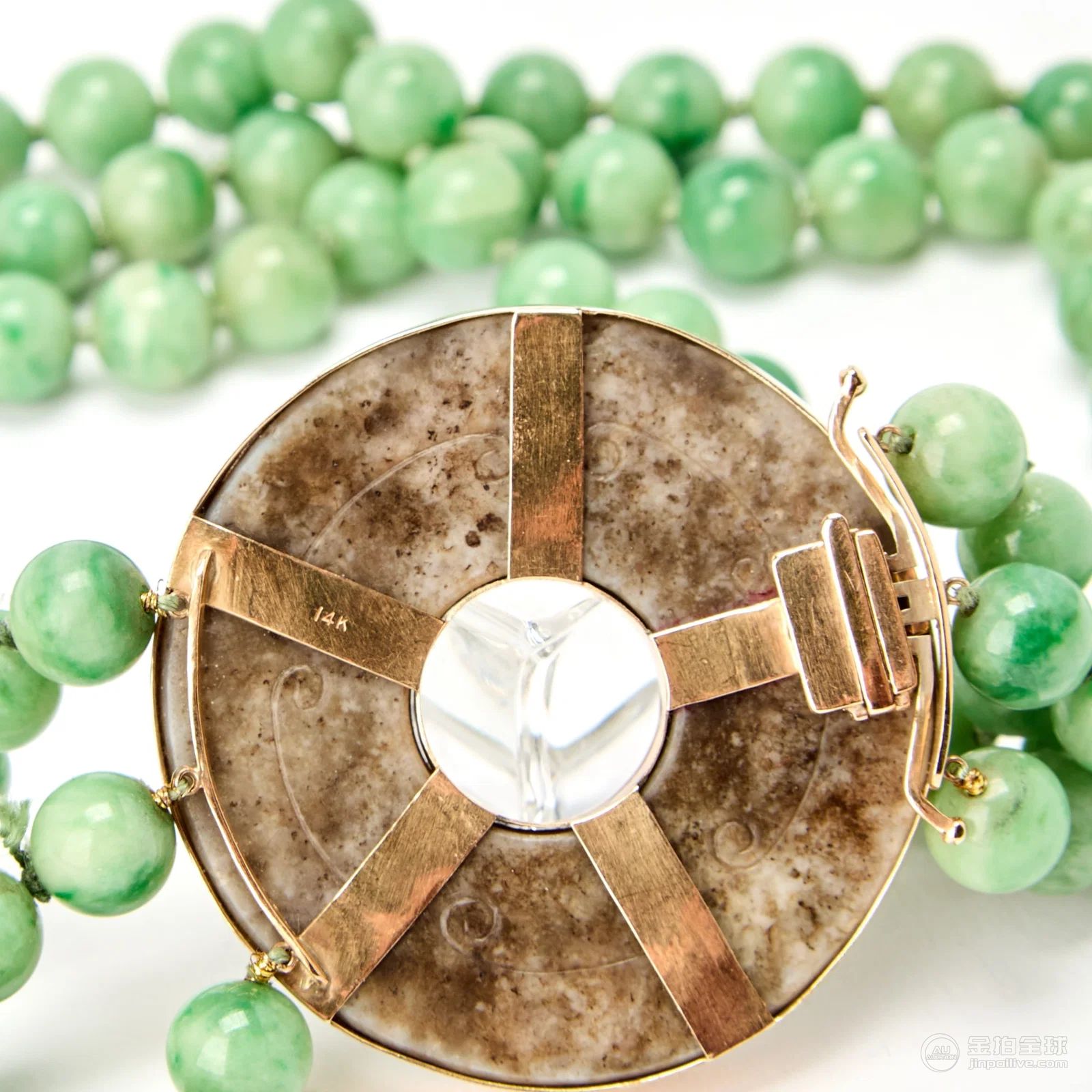 A Chinese Jadeite-Bead Necklace with a Carved White Jade Bi Pendant Bi Ming Dynasty or Earlier 图片5