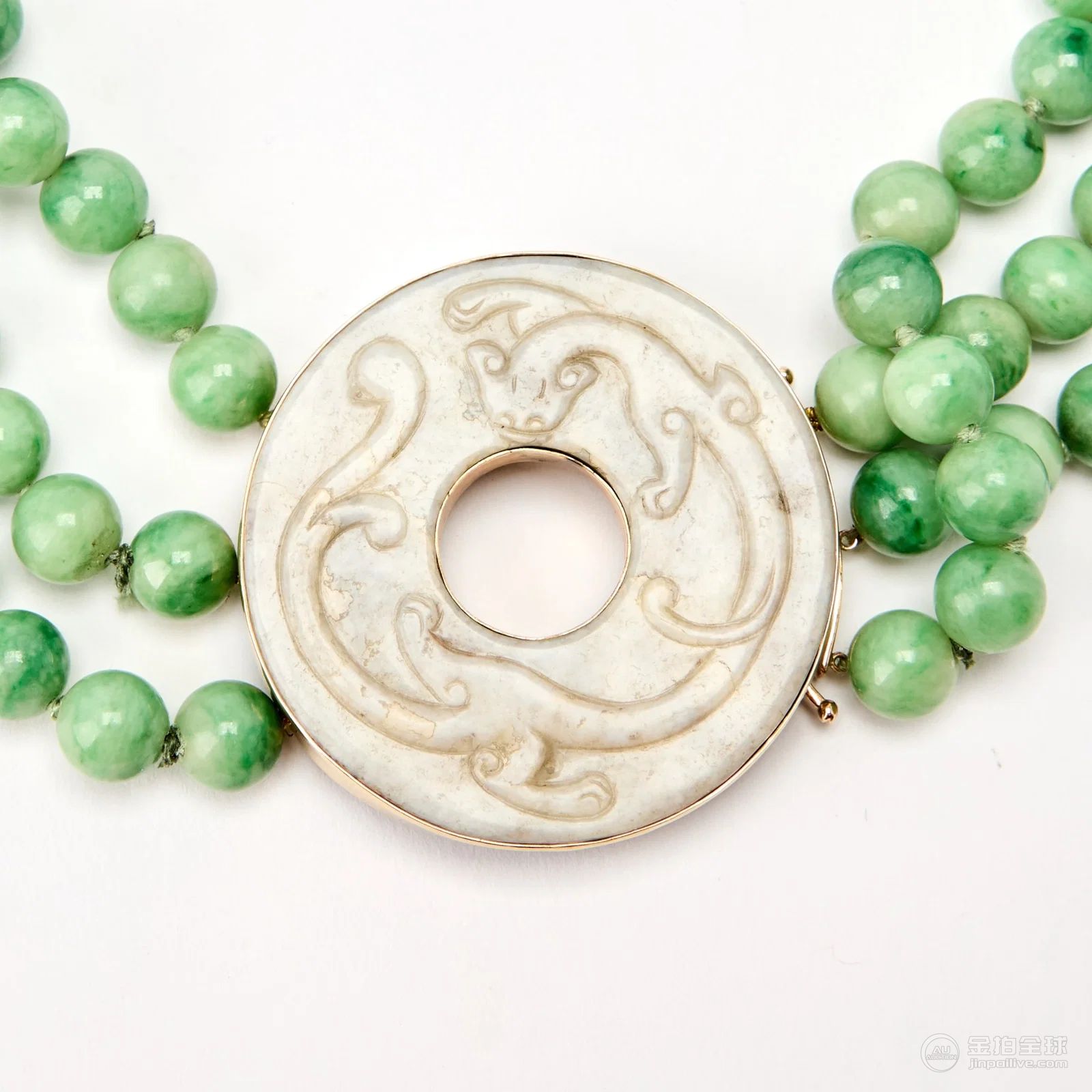 A Chinese Jadeite-Bead Necklace with a Carved White Jade Bi Pendant Bi Ming Dynasty or Earlier 图片2