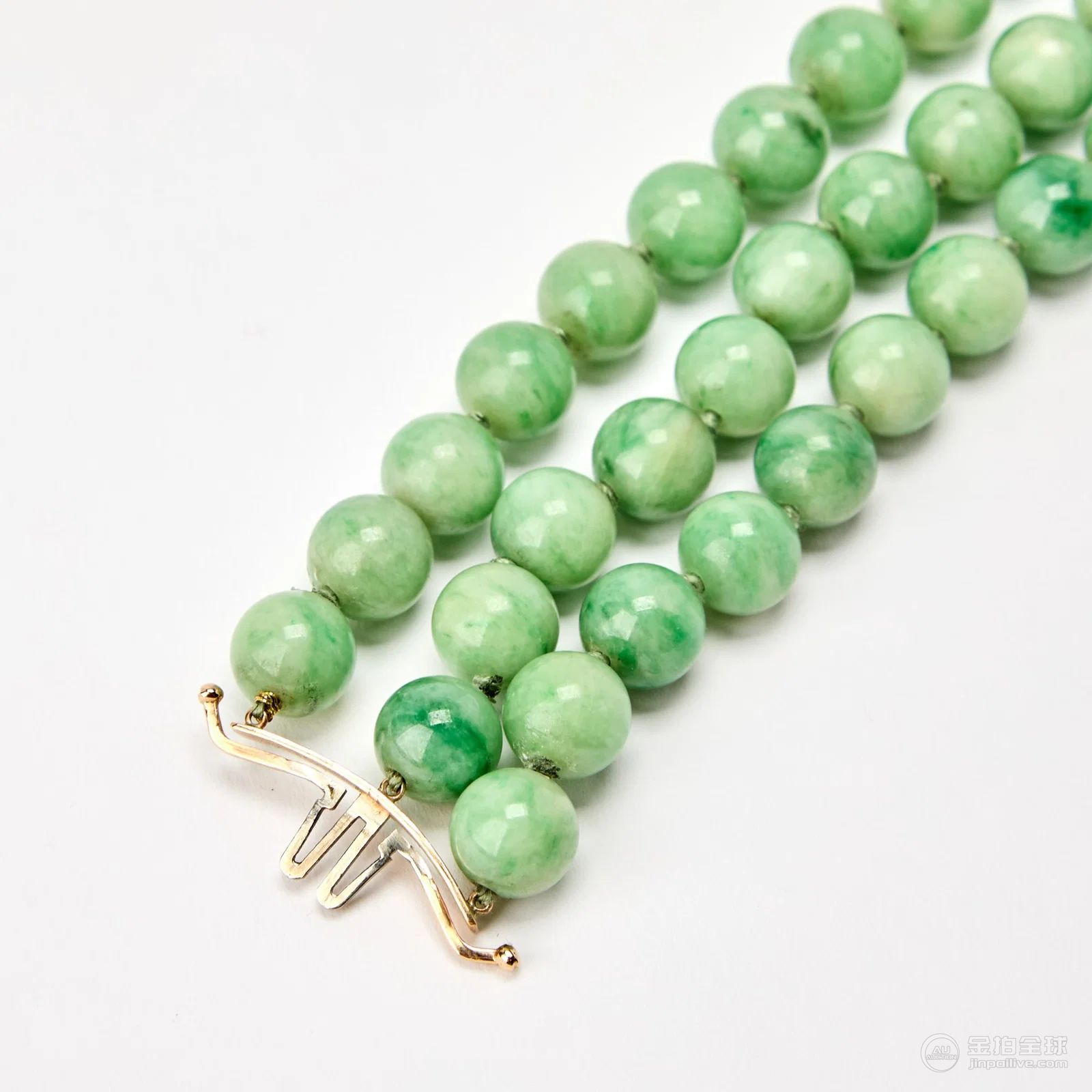 A Chinese Jadeite-Bead Necklace with a Carved White Jade Bi Pendant Bi Ming Dynasty or Earlier 图片4