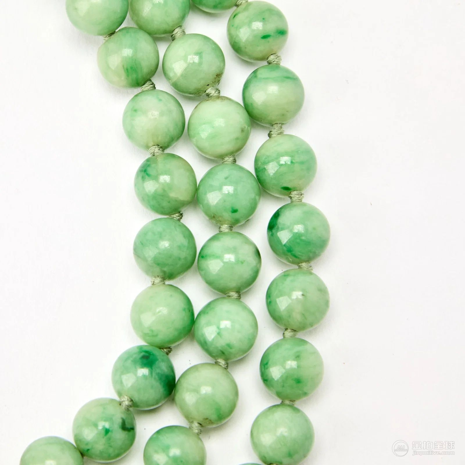A Chinese Jadeite-Bead Necklace with a Carved White Jade Bi Pendant Bi Ming Dynasty or Earlier 图片3