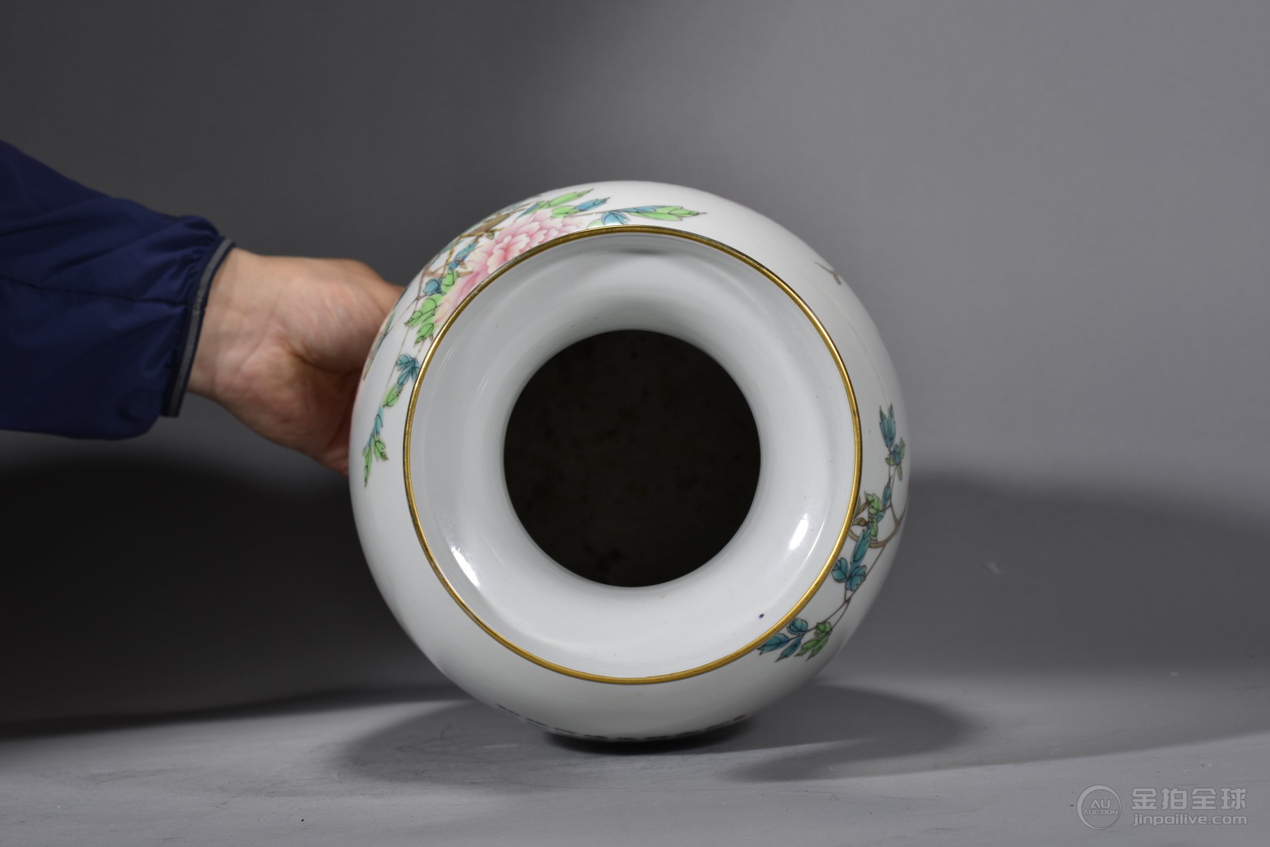 近现代粉彩花鸟盘口瓶 图片7