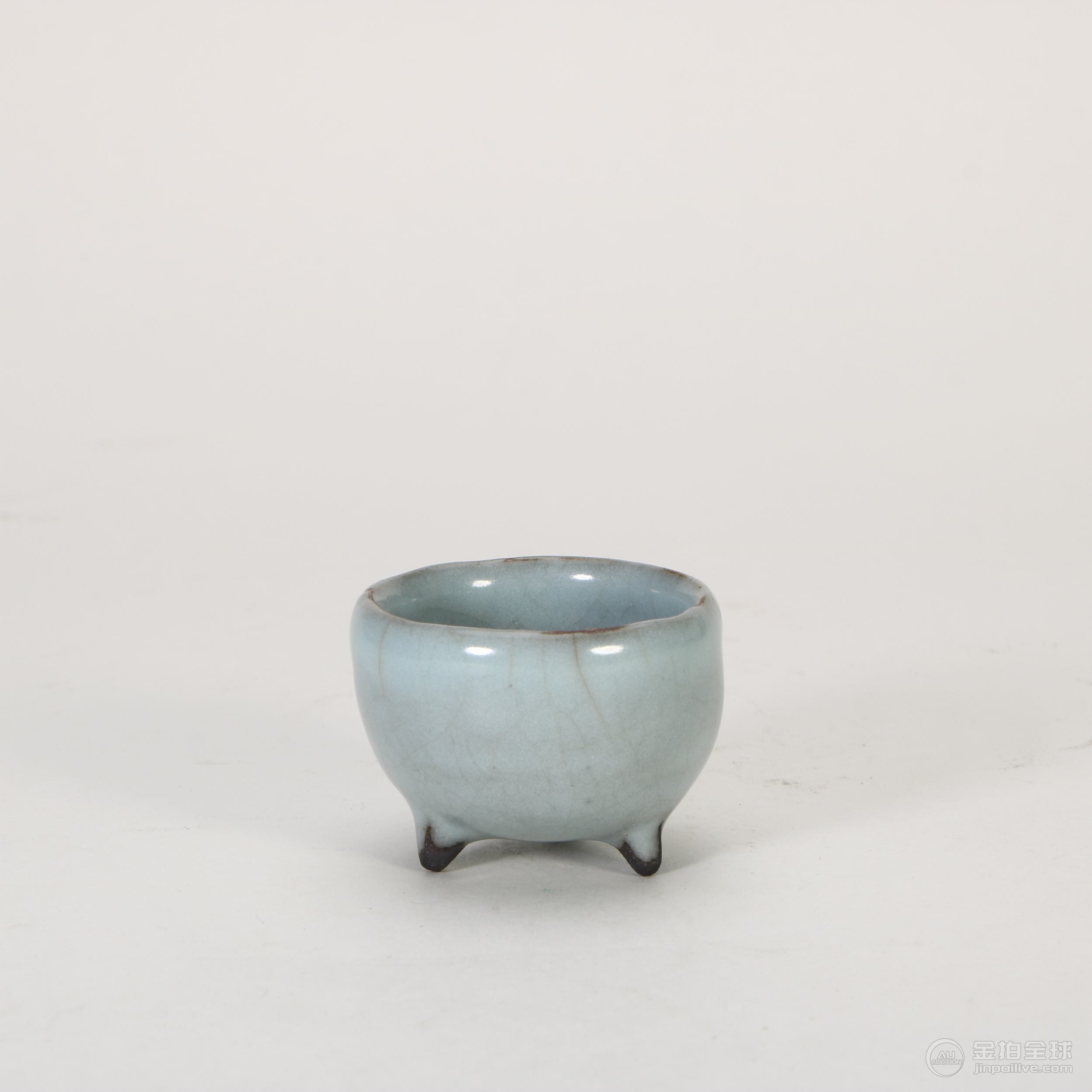 青釉三足杯 图片3